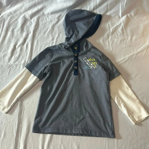 Calvin Klein - long sleeve hooded T-shirt. Size 3T - Picture 1 of 4
